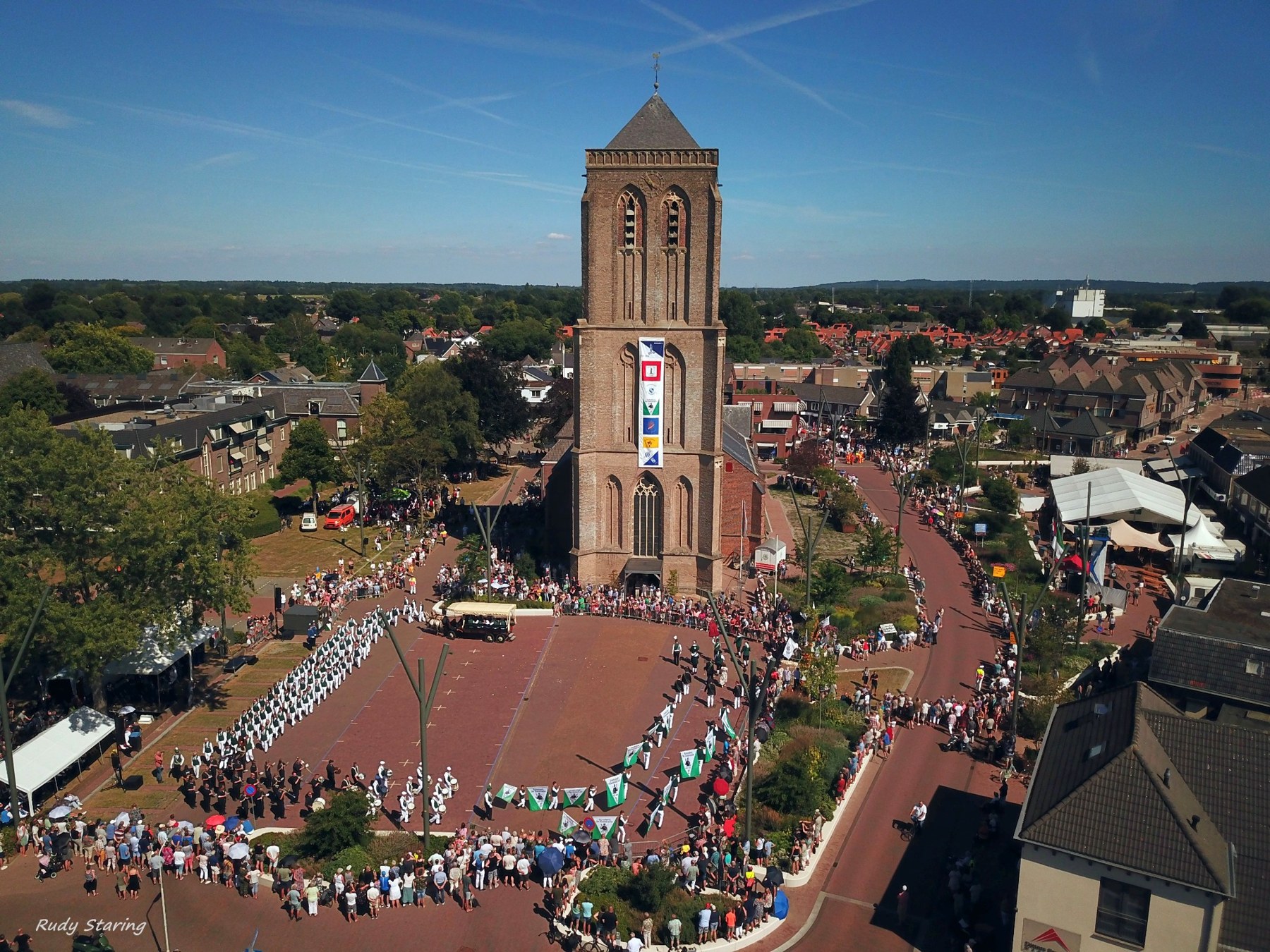 Luchtfoto van de Mariakerk en het centrum van Didam