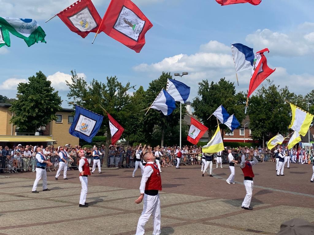 Vendeliers en schuttersvlaggen in Didam